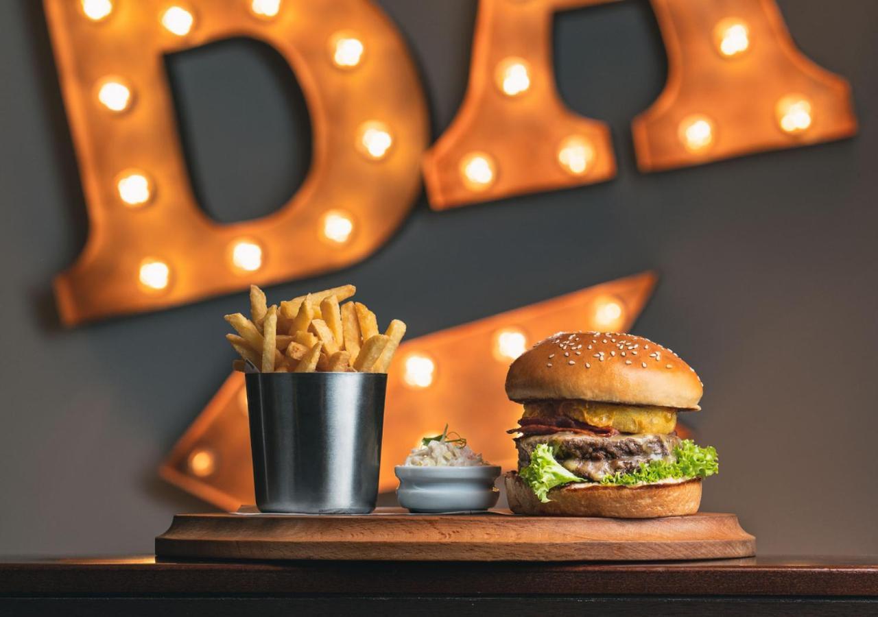 City Centre Rotana Доха Екстериор снимка Burger and fries