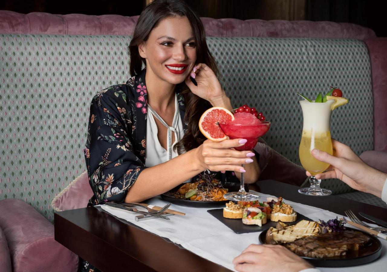 City Centre Rotana Доха Екстериор снимка A woman dining