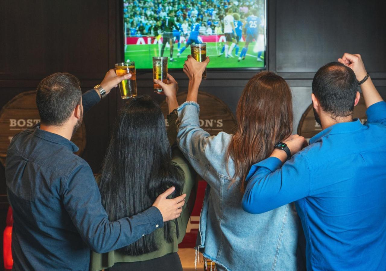 City Centre Rotana Доха Екстериор снимка Watching a match at a sports bar