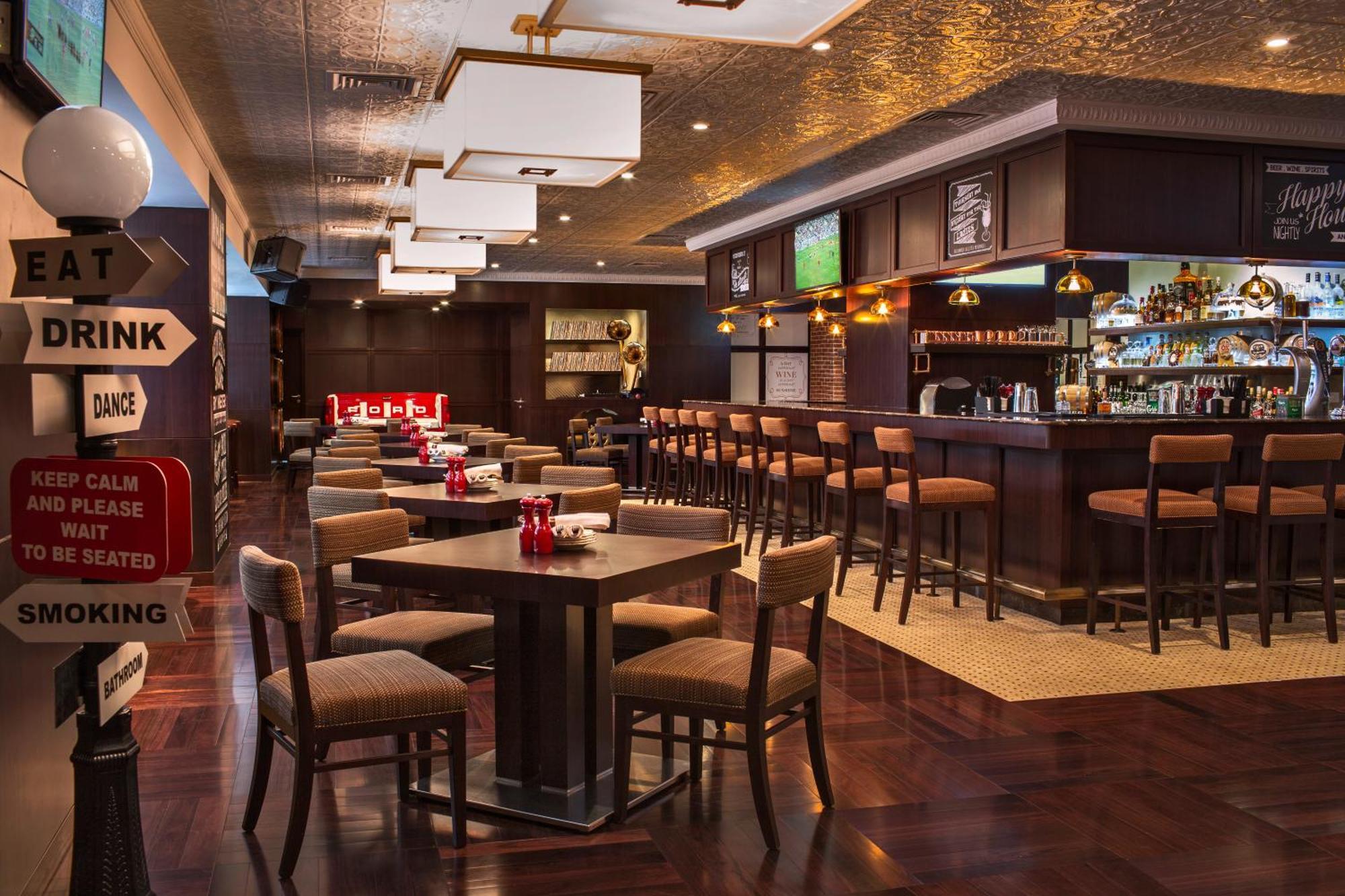 City Centre Rotana Доха Екстериор снимка The interior of a typical bar