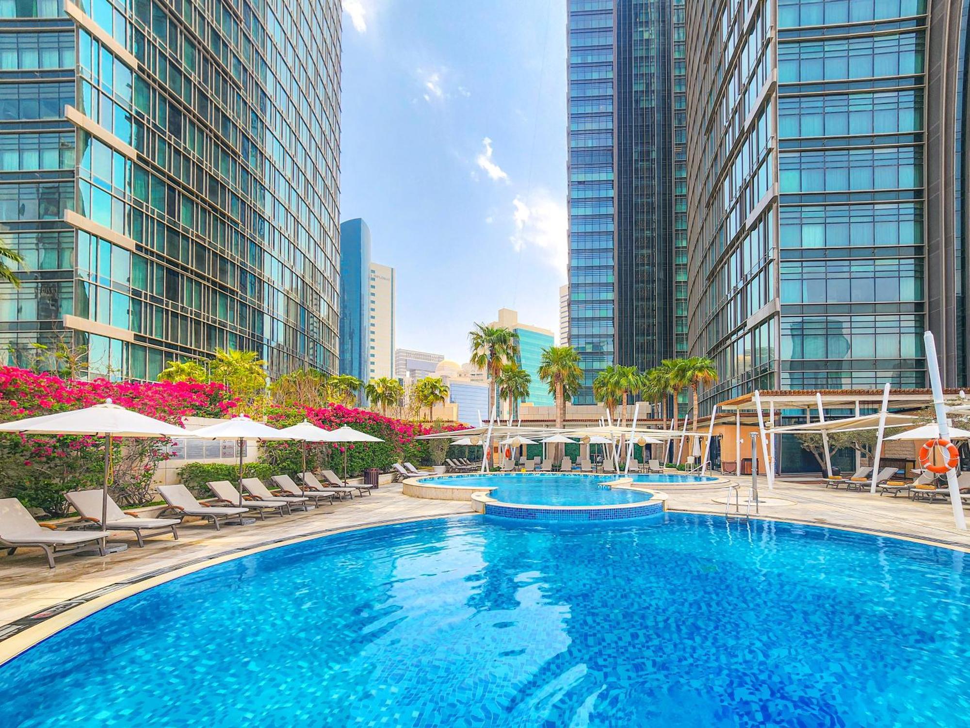 City Centre Rotana Доха Екстериор снимка The swimming pool at the hotel