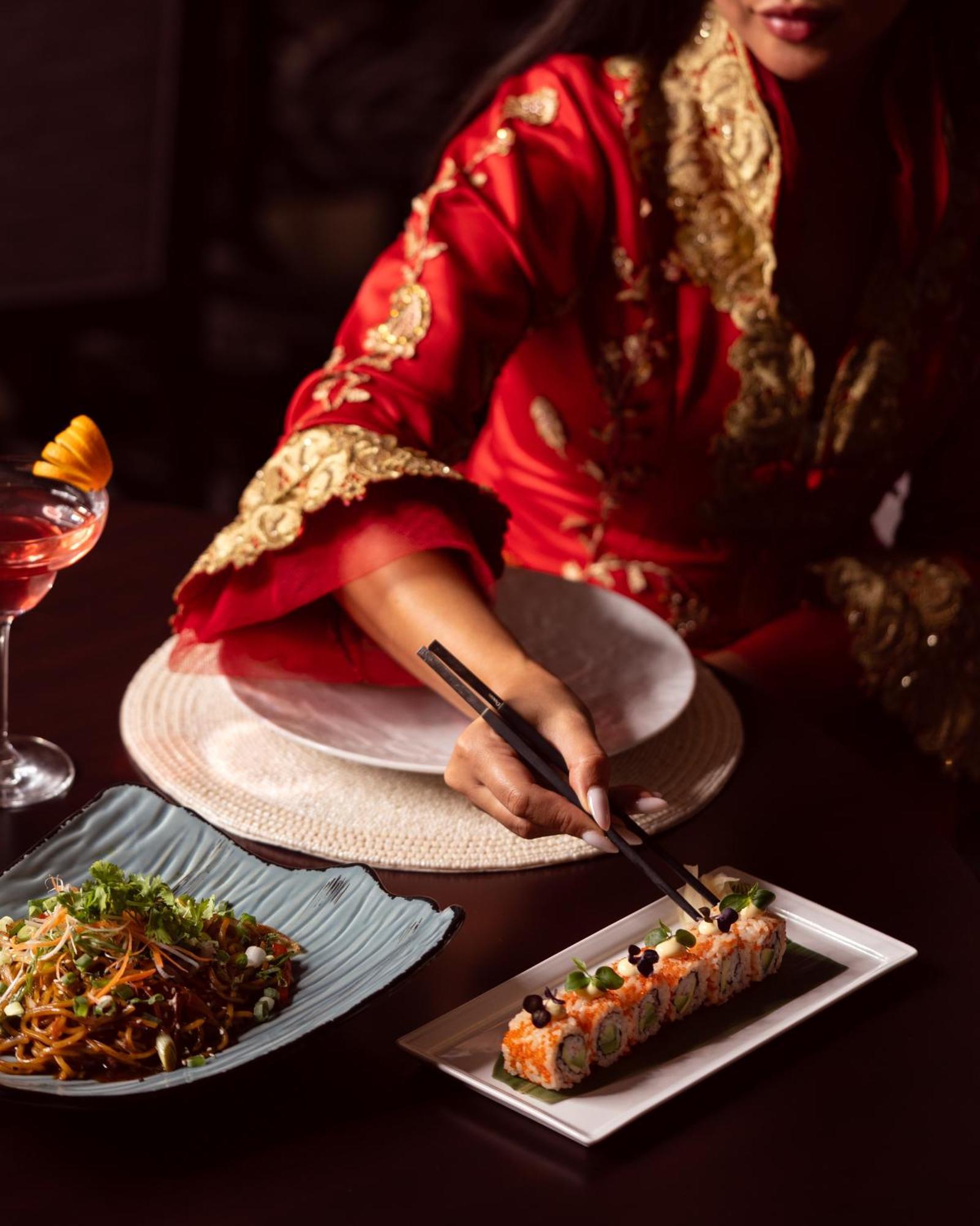 City Centre Rotana Доха Екстериор снимка A woman using chopsticks