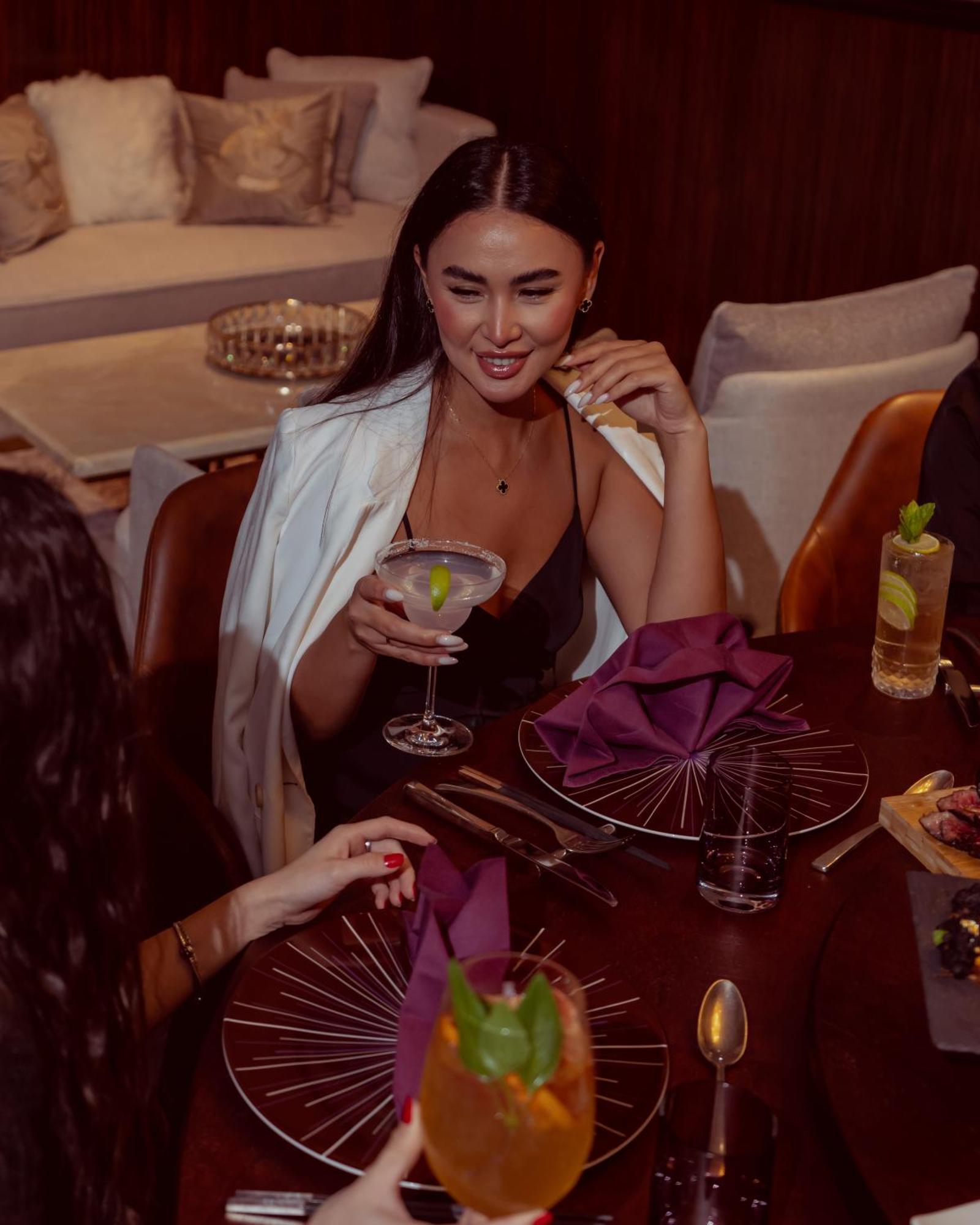 City Centre Rotana Доха Екстериор снимка A woman drinking a cocktail