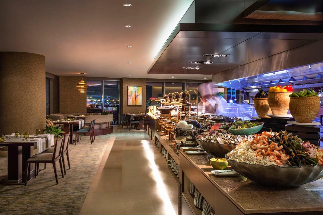 City Centre Rotana Доха Екстериор снимка The buffet at the restaurant